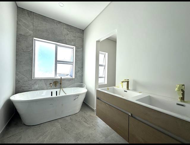 4 BEDROOM FREESTANDING FOR SALE IN SANDOWN